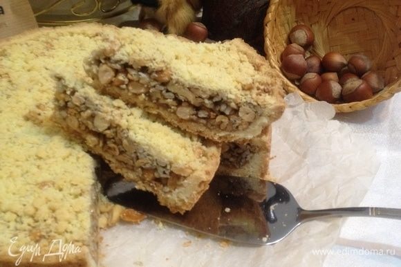 И можно пробовать. Пирог в меру румяный с золотистой крошкой, ореховая начинка хрустящая и соблазняющий аромат медово-ореховый.