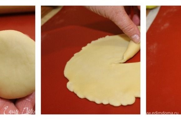 Раскатайте каждую заготовку в тонкий блинчик, разрежьте от центра полученный круг и сворачивайте тесто в рулон.