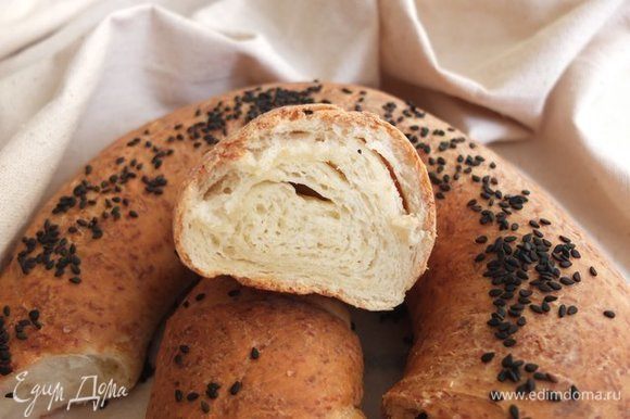 Хлеб получается мягким, пушистым, ароматным, с чудесной хрустящей корочкой! Дождаться, пока хлеб остынет, просто невозможно, хотя и в остывшем виде хлеб очень вкусный.