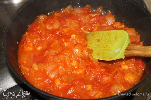 Когда помидоры превратятся в однородный соус, переложите его в чашу для измельчения.