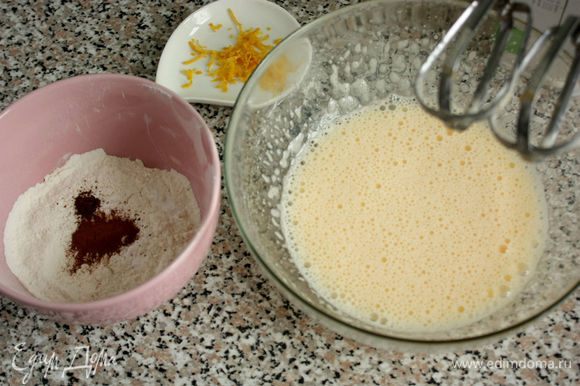 Взбить яично-сахарную смесь до пышной массы. Смешать соль, корицу, гвоздику, разрыхлитель, муку и цедру лимона и ввести в яичную смесь.