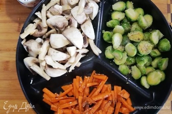 Брюссельскую капусту солим и перчим. Отправляем в духовку, разогретую до 220°С на 20 минут. За это время овощи, капуста и шампиньоны запекутся, морковь карамелизируется.