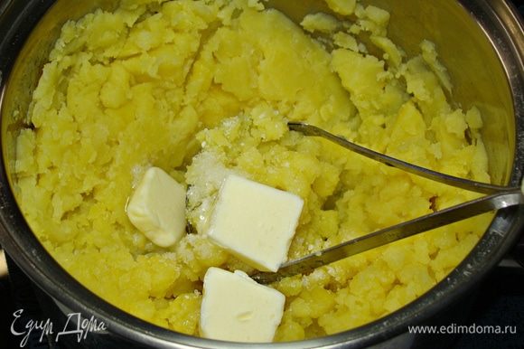 Картофель отварить, слить воду, посолить по вкусу, добавить сливочное масло и сделать густое пюре. Я в пюре добавила нашинкованный укроп (это по желанию).
