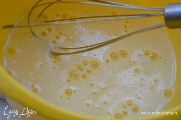 В отдельной миске взбить венчиком яйцо с сахаром и ванильным сахаром. Добавить молоко, хорошо перемешать.