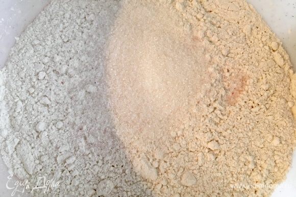В это время, пока опара подходит, в большой чаше, где будем замешивать тесто, соединить муку с солью и сахаром.
