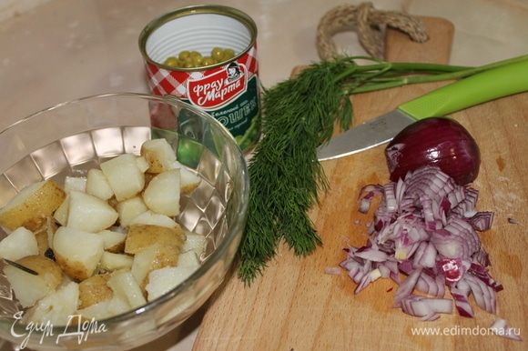 Нарежьте лук мелким кубиком. Измельчите зелень. Отваренный картофель остудите.