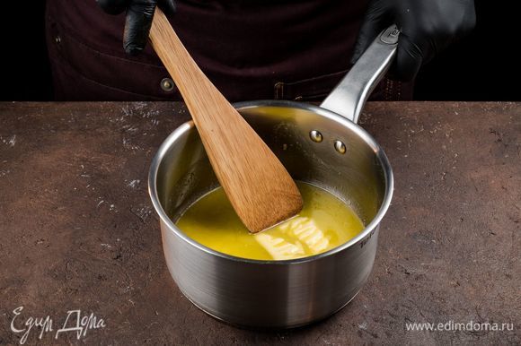 Разогрейте духовку до 190°С. Сливочное масло растопите в небольшой кастрюле и слегка остудите.