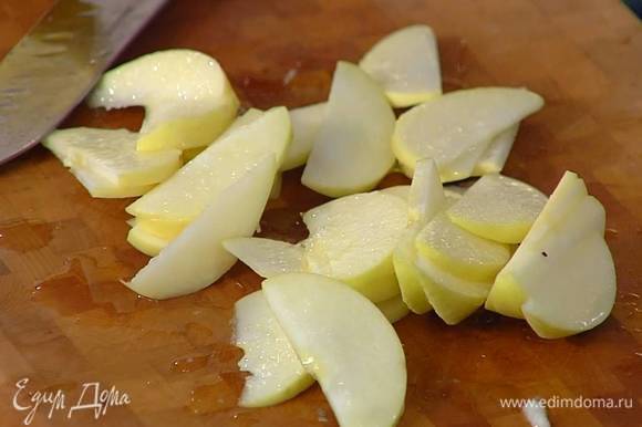 Яблоко, удалив сердцевину, нарезать тонкими ломтиками. Из половинки лимона выжать сок и полить нарезанное яблоко.