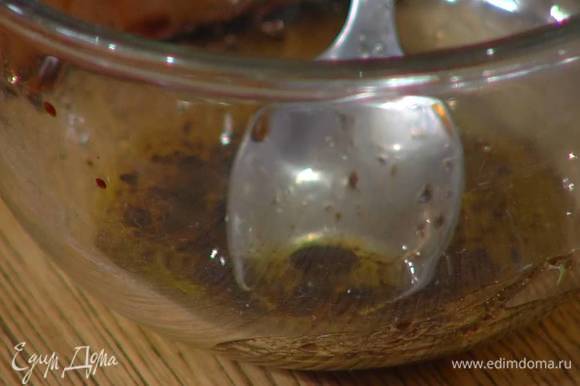 Приготовить заправку для салата: оливковое масло соединить с бальзамическим и винным уксусом, все посолить и перемешать.