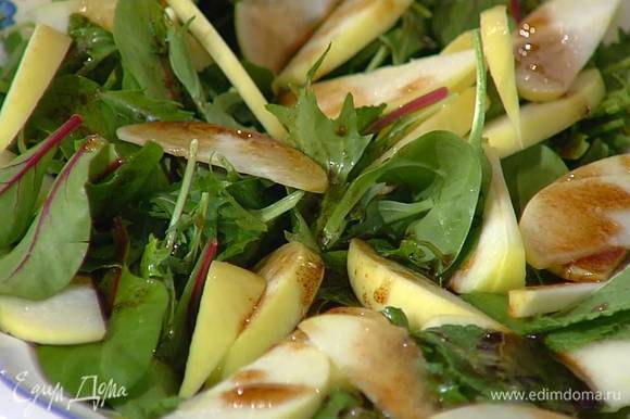 Салатные листья выложить на блюдо, посыпать порванной руками мятой, сверху поместить яблоки и полить все заправкой.