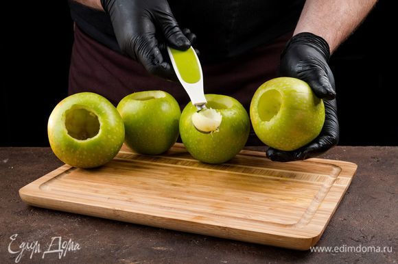 У яблок аккуратно выньте сердцевину, не повредив дно и стенки. Со всех сторон наколите яблоки зубочисткой, чтобы в процессе запекания они не потрескались.