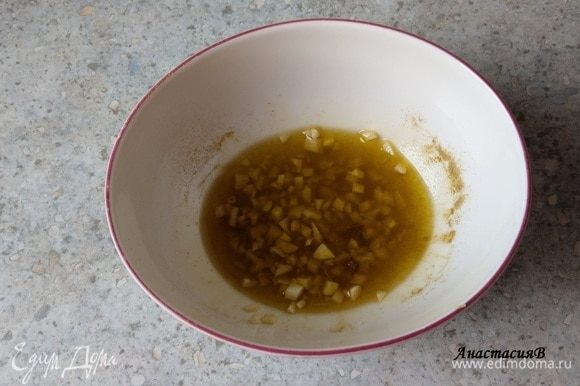 Тем временем мелко режем чеснок, смешиваем с 1 ч. л. сухого розмарина (если свежий, то его тоже мелко нарезать) и оливковым маслом. Солим.