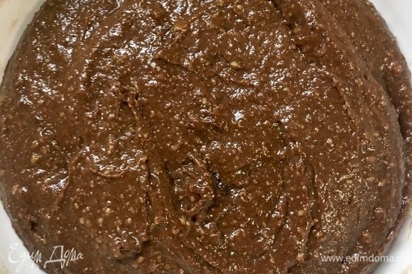 Я 7 мин. активно его вымешивала и в результате получила вот такое блестящее шоколадное тесто. Сразу скажу — оно довольно жидкое. Но оно и должно быть таким. Накрыть смоченным в горячей воде кухонным полотенцем и оставить подходить тесто в теплом месте на 1 час.