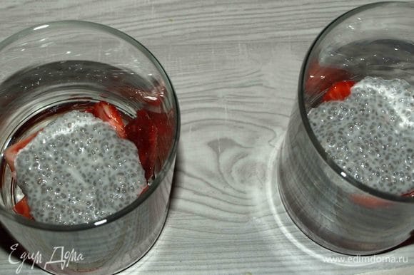 На дно стакана кладем нарезанную клубнику, сверху выкладываем чиа с кокосовыми сливками.