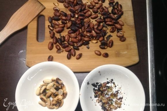Два блюдечка — в одном обгоревшую кожицу с орешков легко руками снимаем, в другую — чистые орешки.