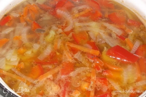 Мясо отварить до готовности. Добавить морковь, лук и болгарский перец. Проварить 10 минут.
