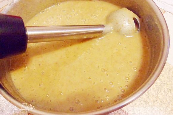 Пробить суп блендером до однородности. Добавить соль по вкусу. Затем кастрюлю с супом поставить на огонь и прогреть до первых бульков.