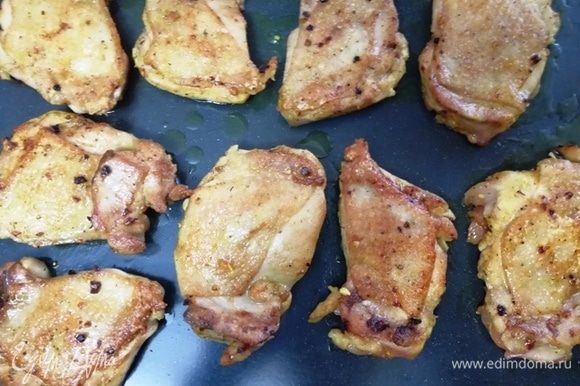 Филе куриных бедрышек обжариваем на хорошо разогретой сковороде со стороны кожи.