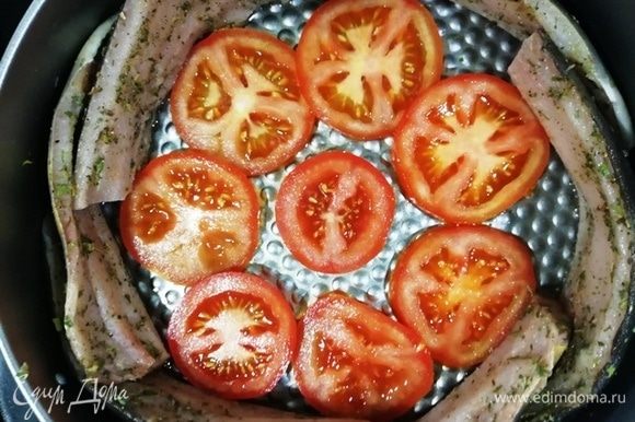 В форму для выпечки кольцом выложим рыбу, в центре уложим кольца помидора (так булгур останется сочным).