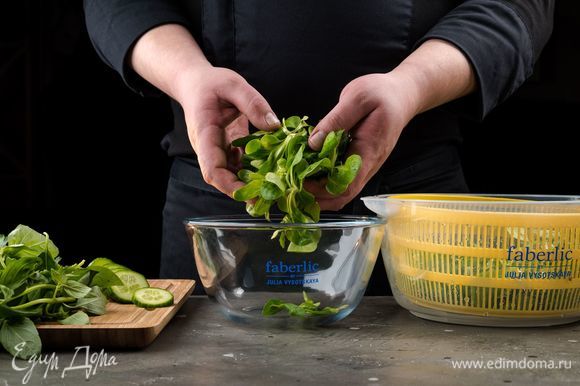 Выложите все ингредиенты для салата в удобную миску из термостойкого стекла 3 в 1 Faberlic by Julia Vysotskaya. Оставьте немного орехов и базилика.