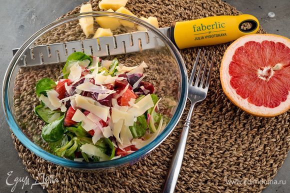 Сбрызните салат оставшимся оливковым маслом, посолите, поперчите и посыпьте нарезанным сыром. Приятного аппетита!