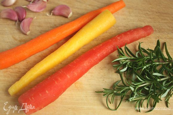 Морковь очистить (поскоблить) и вымыть. В ингредиентах указано 16 штук, если это молодая маленькая морковь, а среднего размера достаточно 4 штуки. Если морковь молодая и с ботвой, оставить по 2,5 см ботвы и особенно тщательно почистить вокруг нее. Если морковь крупная, разрезать на 2–3 части. Зубчики чеснока отделить от головки, оставить в «рубашке», но тонко обрезать кончики с одной стороны. Желательно чуть раздавить зубчики плоской стороной широкого ножа. Розмарин помыть и обсушить.