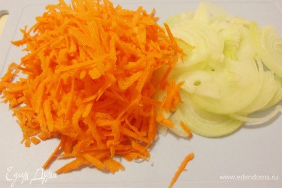 Лук и морковь почистить. Нарезать лук полукольцами. Морковь натереть на крупной терке.