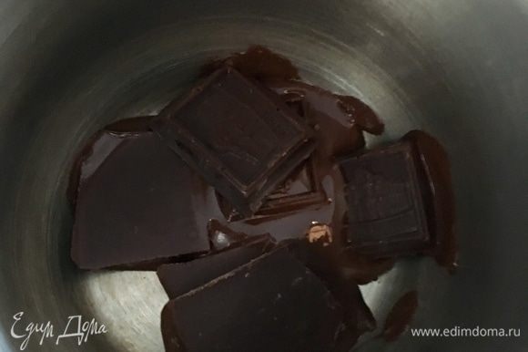 Шоколад поломать на кусочки и поставить в сотейнике на маленький огонь растапливаться