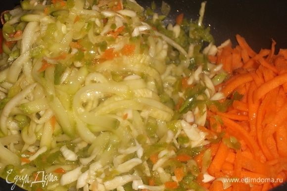 На крупной терке натереть морковь и кабачок. Добавить чеснок и перчик чили. Выложить в сотейник с растительным маслом, добавить соль и перец. Обжарить до мягкости в течении 10 минут, помешивая.