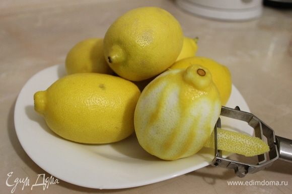 Начните приготовление лимонного крема (курда). С одного лимона срежьте цедру. Выдавите из лимонов сок. Вам для одной порции нужно 120 г.