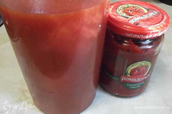 Сделайте томат: 3 ст. л. пасты разбавьте 3 стаканами воды. Добавьте соль и сахар по вкусу. Я добавляю 2 ч. л. сахара и 1 ч. л. соли. Перемешайте.