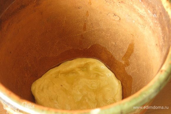 Основное приготовление ребрышек — в горшке. Глина прекрасно сохраняет тепло и в закрытом горшке мясо равномерно прогревается. На дно горшка кладем кусочек теста. Смазываем маслом оливковым.
