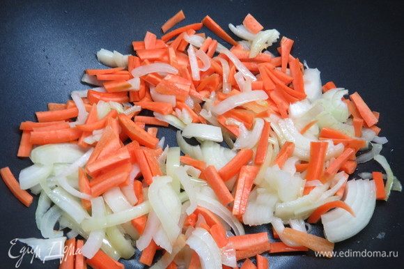Морковь очистить, нарезать соломкой, добавить в сковороду к луку, обжарить пару минут.