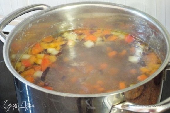 К этому времени закипает вода с картофелем. Добавляем к ней жареные овощи и варим на медленном огне 15 минут. Достаем из холодильника сырную массу и скатываем (лучше это делать мокрыми руками) шарики величиной с фундук. Они разварятся до размеров помидорок черри. Выкладываем их в суп и варим 10 минут.