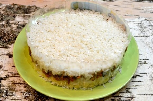 Остается красиво подать наше блюдо! Из упаковки от торта делаем съемный обруч: первым слоем выкладываем рис, вторым слоем — грибы, третьим — снова рис.