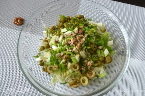 Грецкие орехи размять (или мелко нарубить) и добавить в салат. Так же поступить с зеленью.
