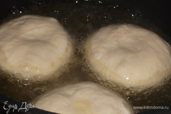 Сформировать пирожки и жарить их в большом кол-ве растительного масла или жира на сковороде, в казане или во флитюре.