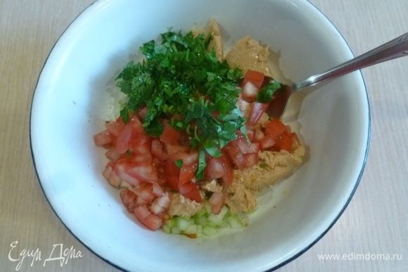 Добавить мелко нарезанную зелень, соусы (количество соусов можно регулировать по своему вкусу), приправить солью и перцем по вкусу. Перемешать.