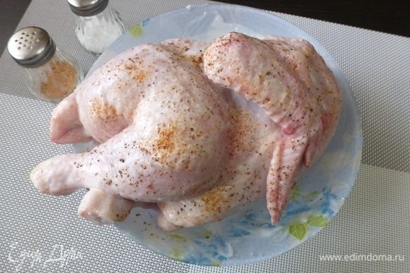 Влить кефир, обмазать им курицу внутри и снаружи. Посолить и поперчить, затянуть пищевой пленкой (крышкой, тарелкой и т.д.) и оставить на 40–60 минут.