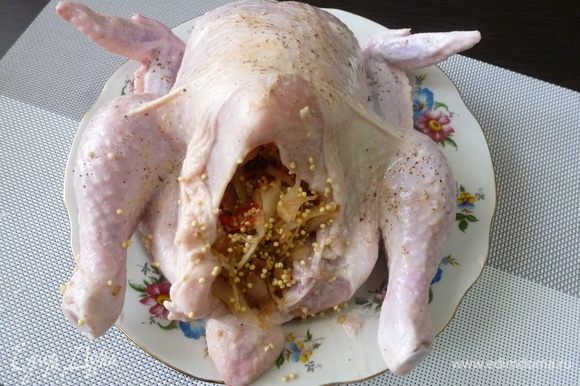 Нафаршировать содержимым сковороды курицу.