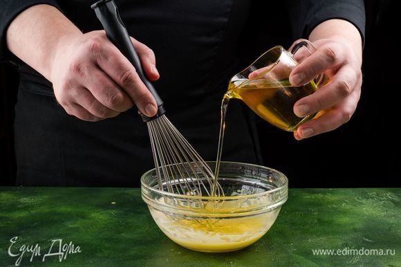 Тем временем приготовьте соус тартар. Смешайте яичный желток с горчицей, чесноком и лимонным соком. Постепенно добавьте оливковое масло и взбейте до получения густой массы.