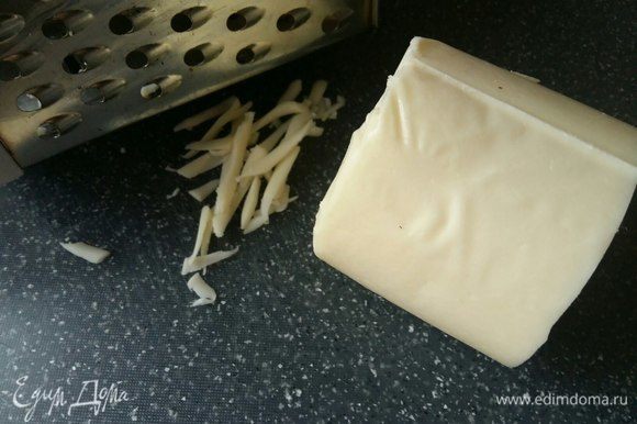 Для сырной начинки все просто — натереть на крупной терке сыр, в идеале типа адыгейского, я добавила свой — моцарелла.