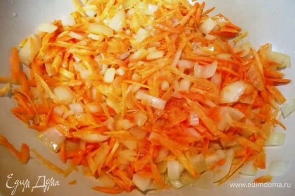 Обжариваем натертую морковь и измельченный лук в небольшом количестве растительного масла.