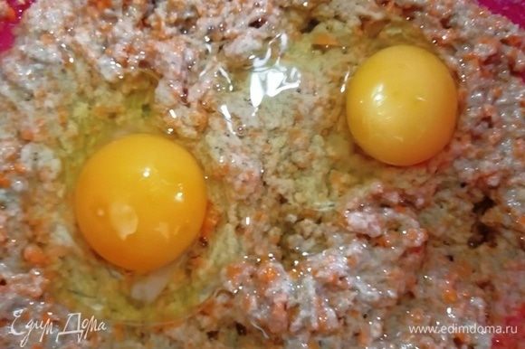 Добавляем яйца и тесто становится гораздо жиже.