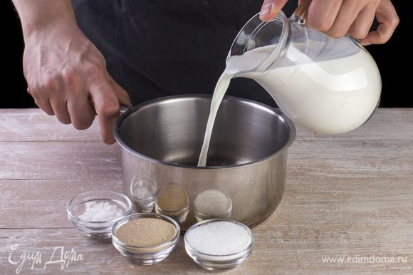 Немного подогрейте молоко, разведите в нем дрожжи, оставьте на 10 минут.