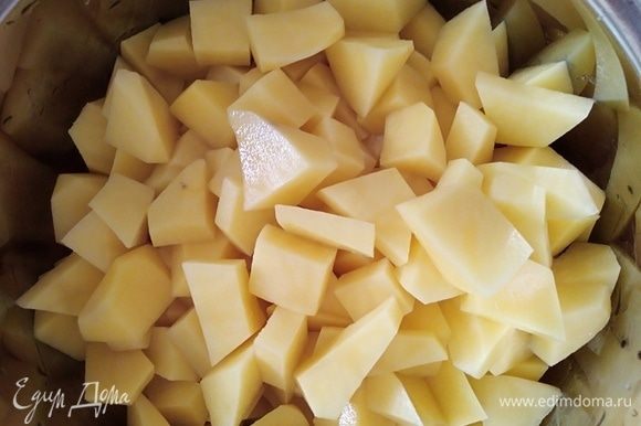 Картофель почистить и нарезать кубиками.
