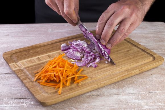 Нарежьте луковицу кубиками, а морковь — соломкой.