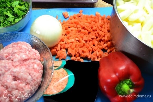Подготовить ингредиенты: картофель нарезать соломкой, морковь, болгарский перец, лук — кубиками. В фарш добавить специи и соль по вашему вкусу.