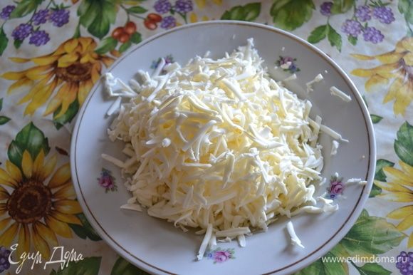 Плавленый сыр натрите на крупной терке. Берите хороший плавленый сыр. От этого очень зависит вкус супа.
