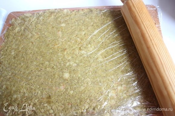Накрыть тесто пищевой пленкой, раскатать скалкой в пласт толщиной 2 мм, разрезать на 12 одинаковых кусков.